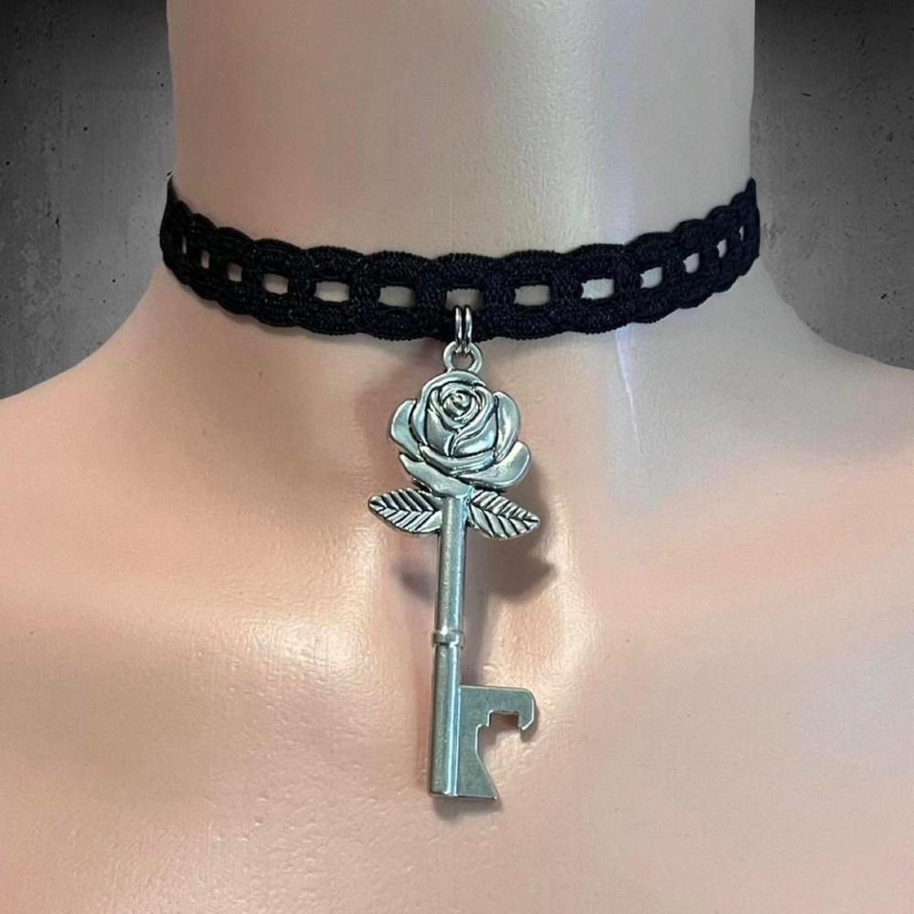 Rose key pendant choker